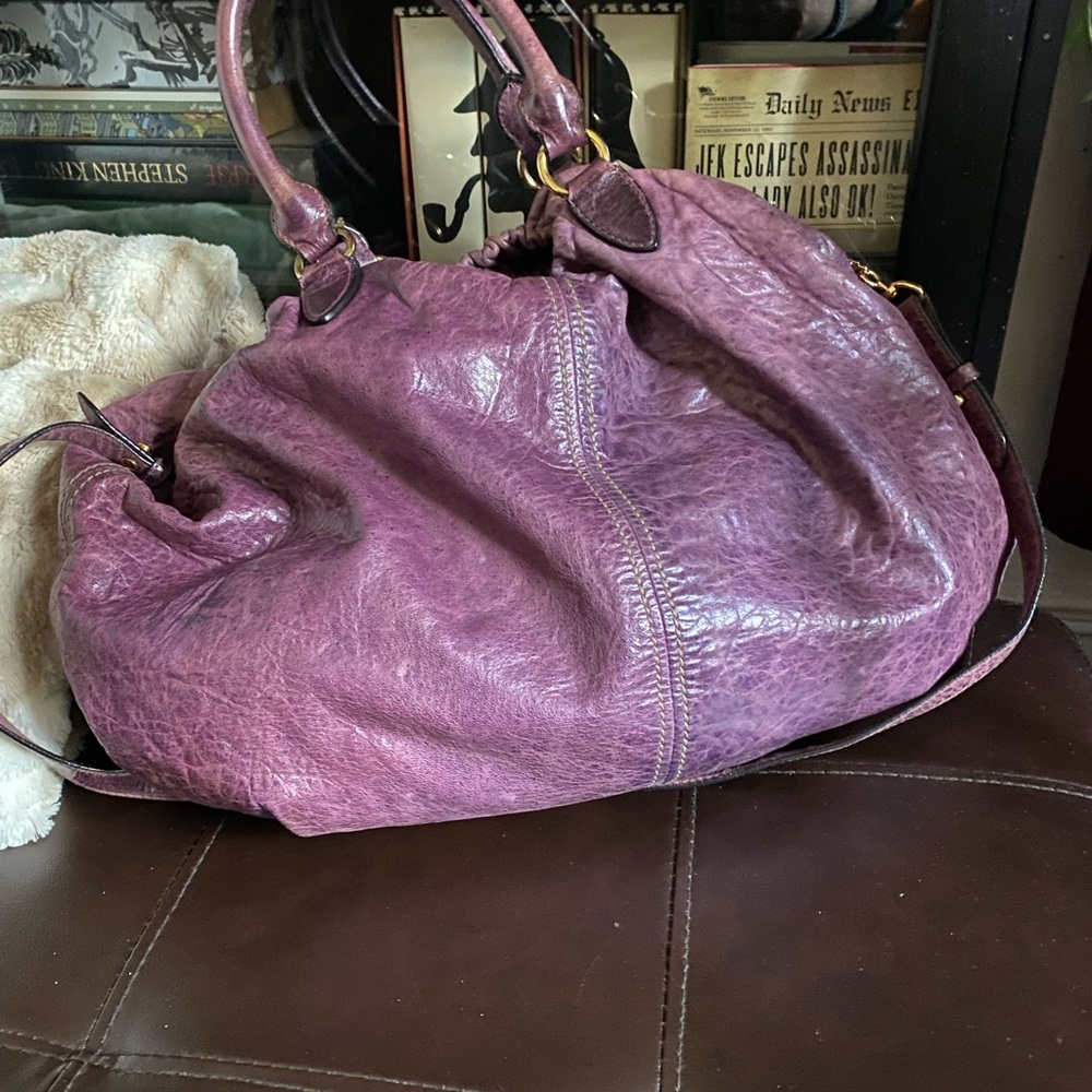 πGorgeous Miu Miu hobo bag in distressed purple leather. - Picture 8 of 12